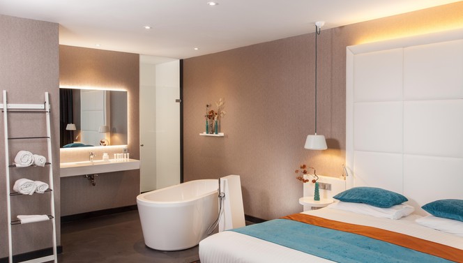 Superior hotelkamer met bed en losstaand bad